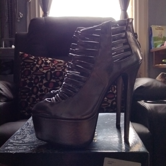 Stylish Silver/Pewter Women's Heels - Picture 4 of 11